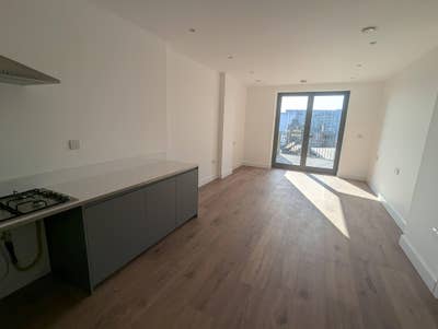 Modern 1-Bed flat in a New-Build Main Photo