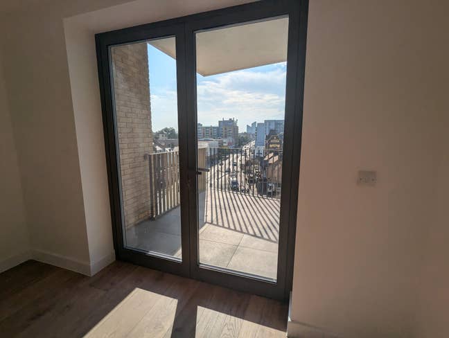 Modern 1-Bed flat in a New-Build Main Photo