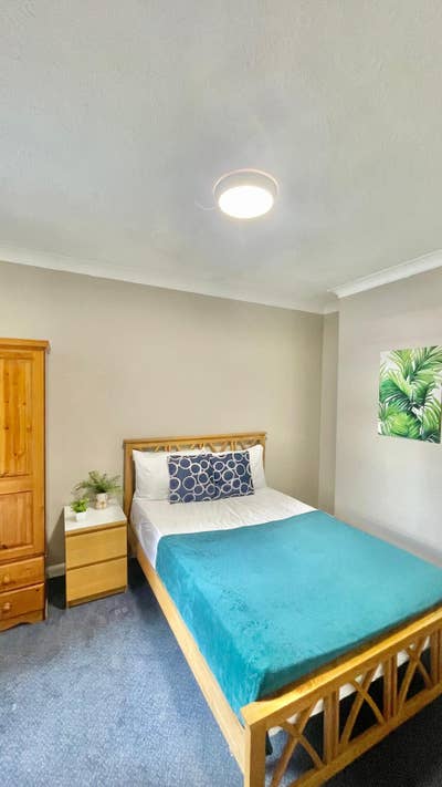 Spacious Dbl room, by bus stops and shops  Main Photo