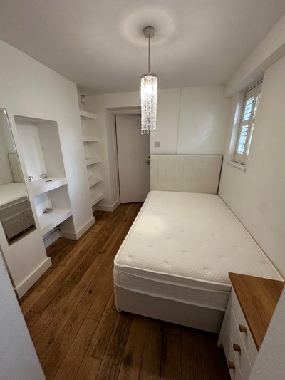 Double en-suite room with private outside space  Main Photo