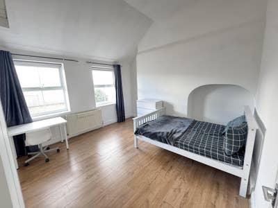 Cozy Spacious Room Available Now to Move in Asap Main Photo
