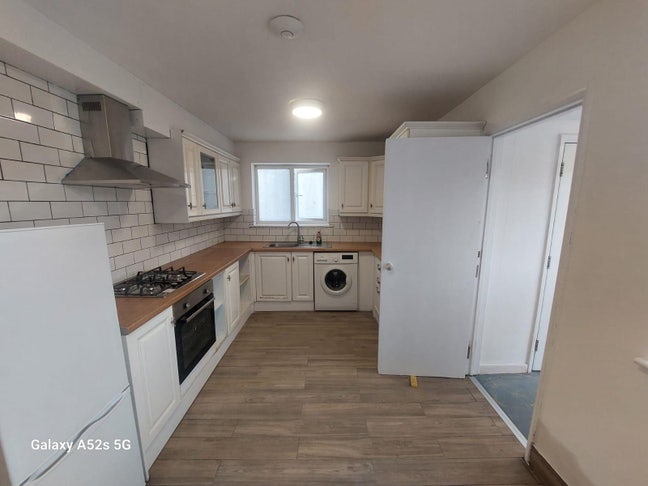 Furnished room to rent in Edgware- HA8 Main Photo