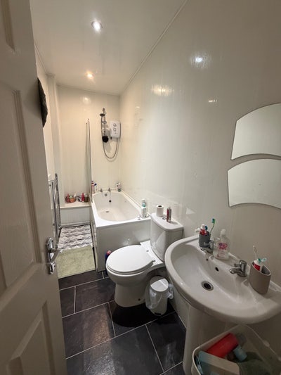 1 available bedroom in a 3 bed house  Main Photo