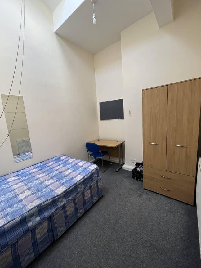 Student Flat Available Now - Park Street  Main Photo