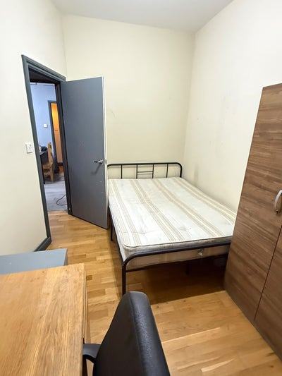 Room for rent in Roman Road Main Photo