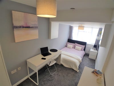 Modern Double Room Available Main Photo