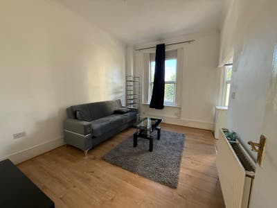 Bright 1-Bed Flat in Penge | Available Now Main Photo