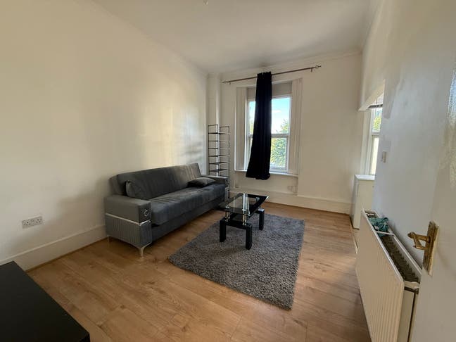 Bright 1-Bed Flat in Penge | Available Now Main Photo