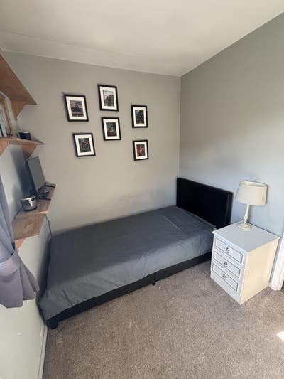 Single room available to rent in Chertsey Surrey  Main Photo