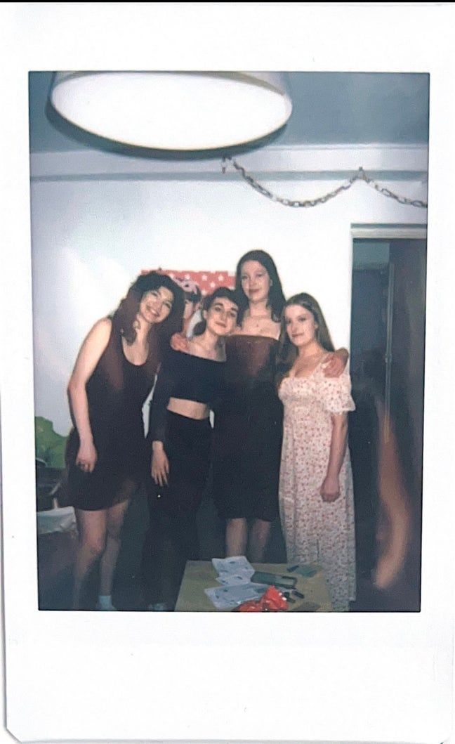 Young professional looking for flat/house share!! Main Photo