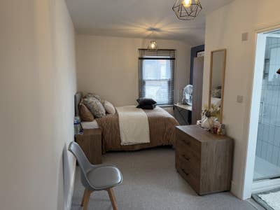 Modern Double Ensuite | &pound;990 pcm Bills Inc  Main Photo