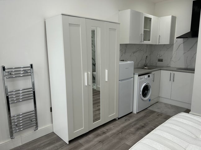 New Spacious Studio Room, HA3 Main Photo