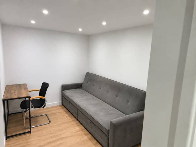 Single occupancy furnished room with en-suite Main Photo