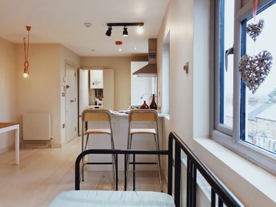 ✨STUNNING  2-Bed Flat | 5 Mins to Elizabeth Line Main Photo