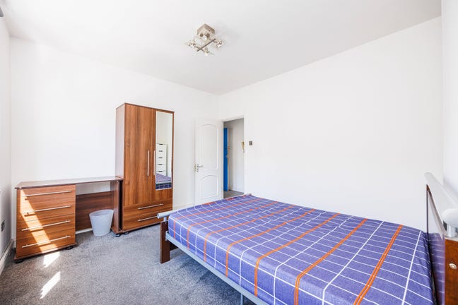 4-Bedroom Flat with Open Plan Kitchen Main Photo