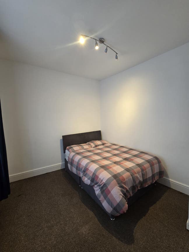 Double room available in a 2-bed house Main Photo