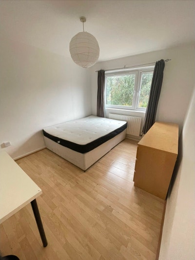 Aldgate/Stepney Green 💚 Large Double Available Main Photo
