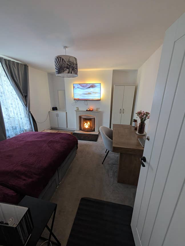  Fully Furnished Bedroom with Tv- Female Preffered Main Photo