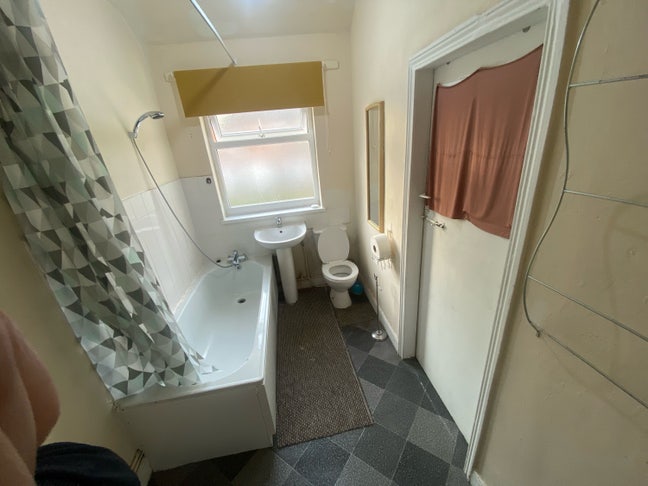 Large double room / with en-suite / and kitchen  Main Photo