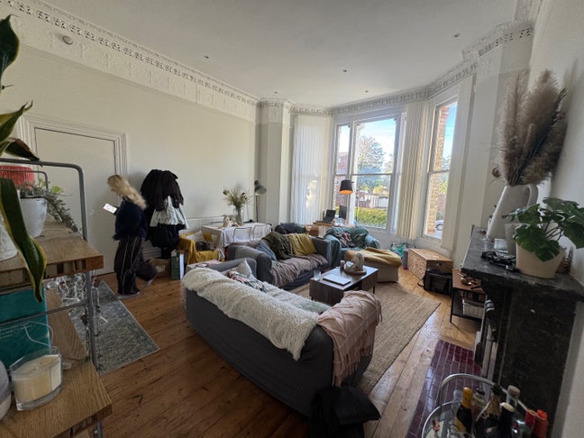 Looking for 2 new flatmates in gorgeous SW flat Main Photo