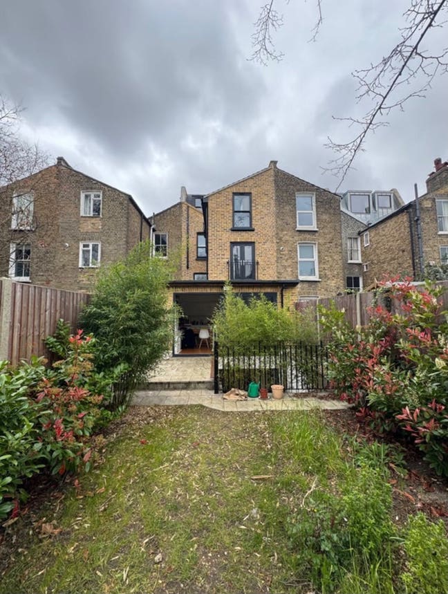 Creative house in E5 Main Photo