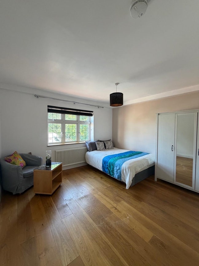 Double Room - Close to Totteridge Station Main Photo