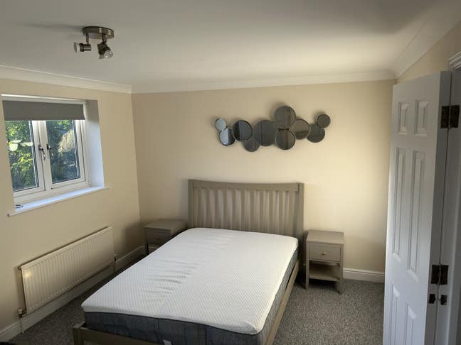 Furnished double bedroom with bathroom- N Woolwich Main Photo