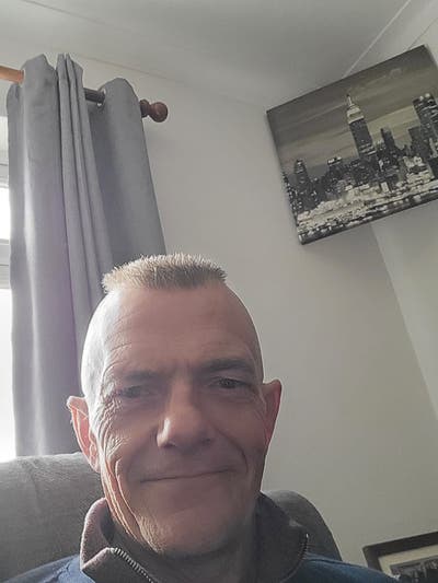 Professional Male seeks a single or double room Main Photo