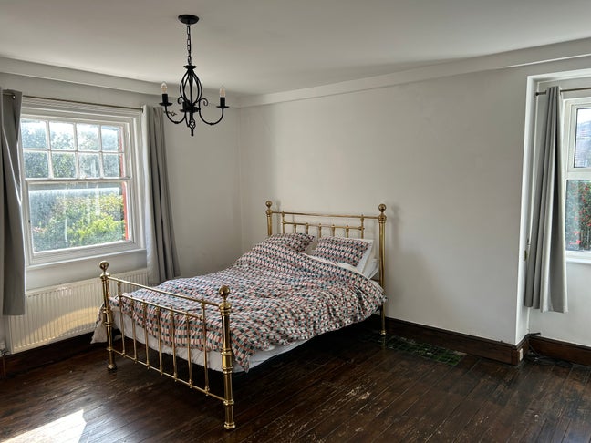 Large Double Room in Heswall Centre  Main Photo