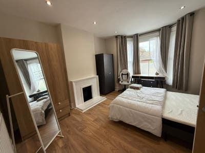 1 x Large Double (6 min walk to Ashford Int.) Main Photo
