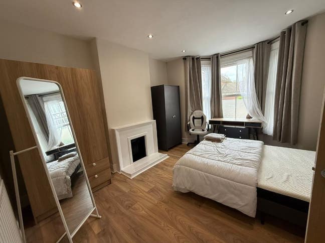 1 x Large Double (6 min walk to Ashford Int.) Main Photo