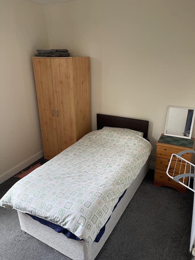 Large room with single bed  Main Photo