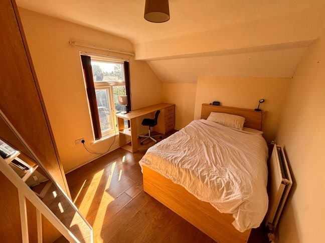 Tenancy Takeover – Student Room in Fallowfield Main Photo