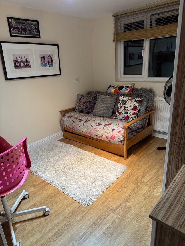 Top floor with bathroom, bills included, by tube  Main Photo