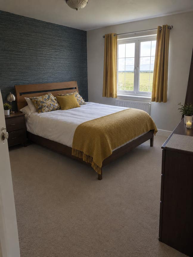 Spacious king sized en suite bedroom  Main Photo