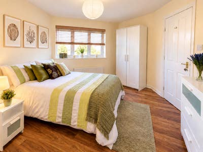 ✨Double room in RG4 5BF,  Close to Town&Train✨ Main Photo