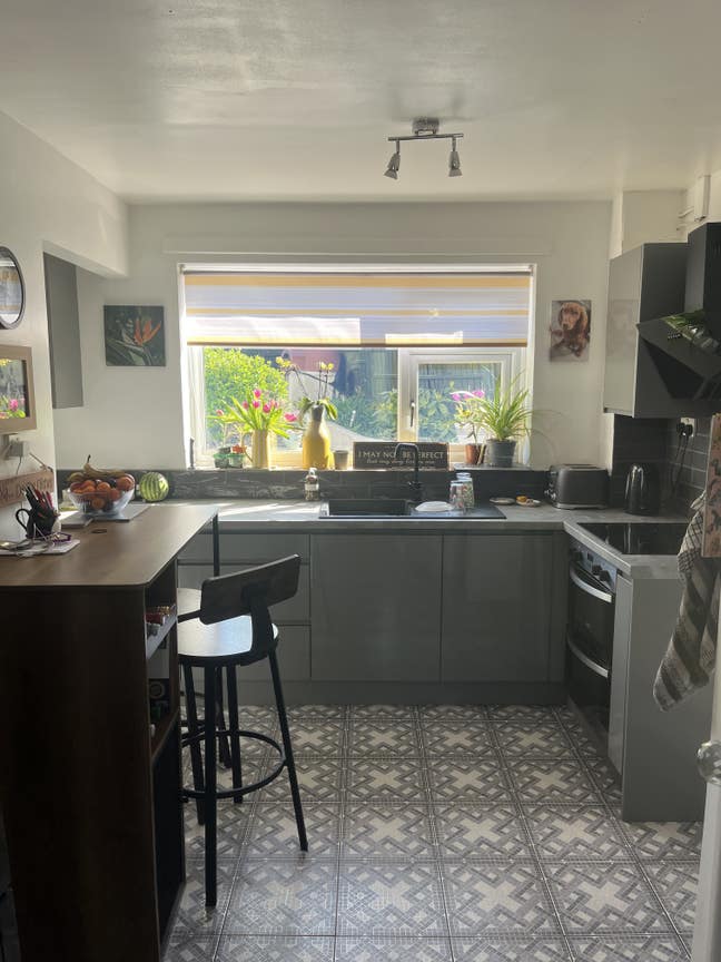 Double or single rooms in 4 bed village house Main Photo