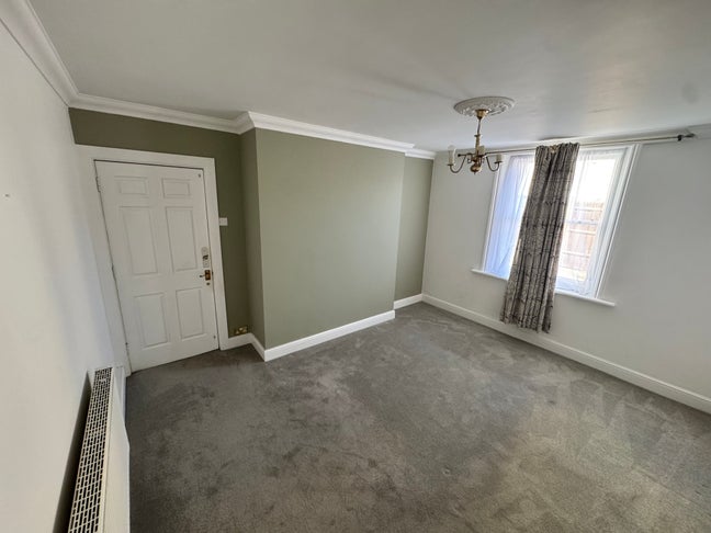 1 large bedroom with private bathroom and kitchen Main Photo