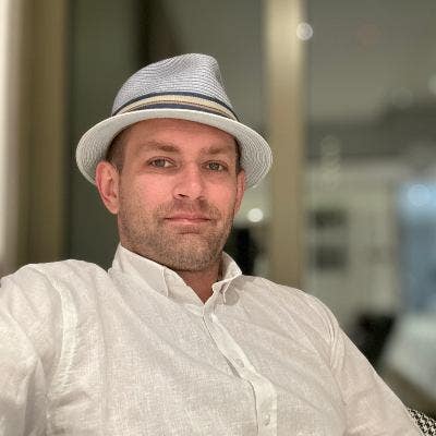 Professional Male seeks a single or double room Main Photo