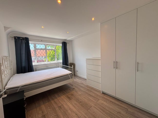 A very spacious double room to let Main Photo