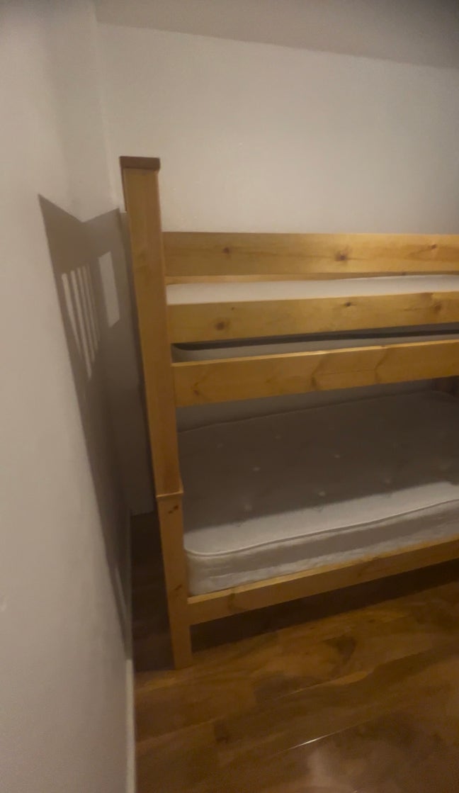 One room for rent in Victoria Flats city center  Main Photo