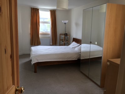 Large rooms, one with en-suite, 1 min from station Main Photo