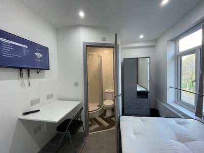 Beautiful Ensuite Bills Inclusive Available NOW Main Photo