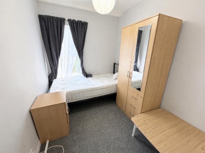 Small room in friendly clean shared house Main Photo