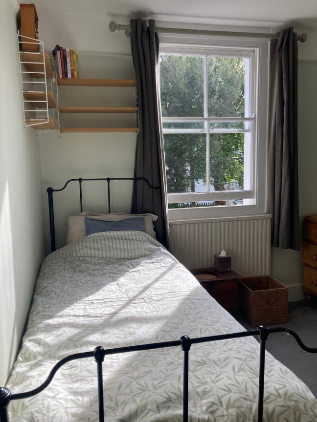 Garden-facing room in Family home Main Photo
