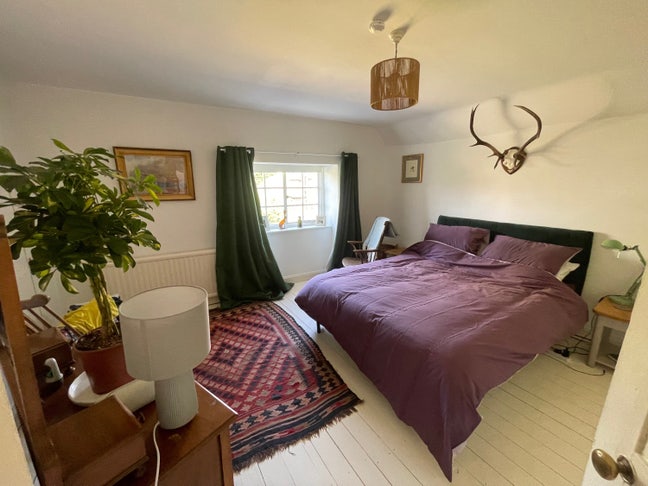 Large Double Room in spacious village house Main Photo