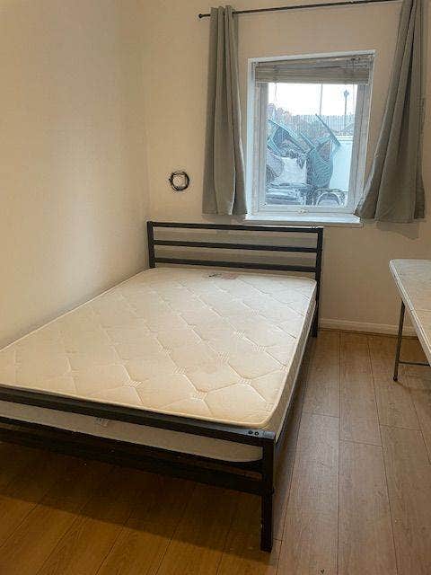Spacious & Cosy Double Room For Rent AT RM10 8EL Main Photo
