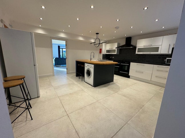 🏡&pound;700 P/M inc Bills-Stunning Ensuite Double Room!  Main Photo