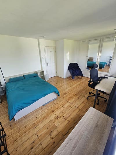 Large Double Room All Bills Included Main Photo