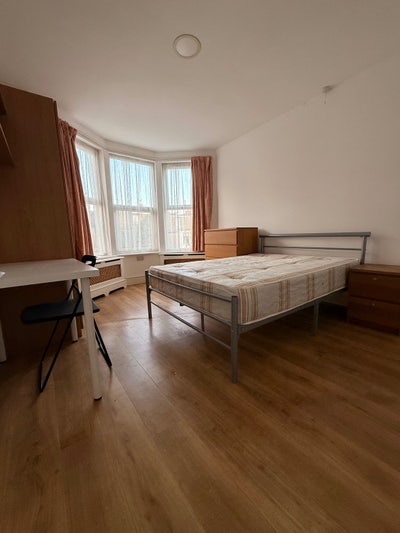 Spacious Double En-Suite Room – Available Now Main Photo